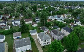 Gorgeous 2 Queen Bedroom Lower Apartment In North Buffalo With Free Driveway Parking